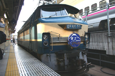 東京から下関までを担当するEF66形直流電気機関車